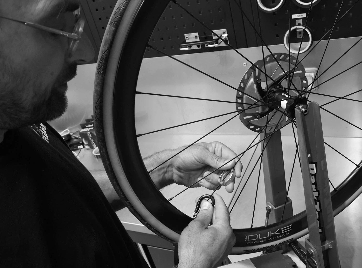 Homme changeant axes des roues d'un vélo