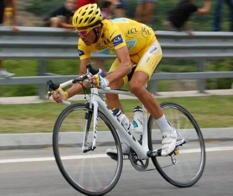Alberto Contador sur on Trek Blanc avec le maillot jaune lors du Tour de France 2009