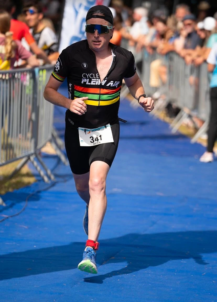 Julien entrain de courir sur le Triathlon de Montreuil Juigné.