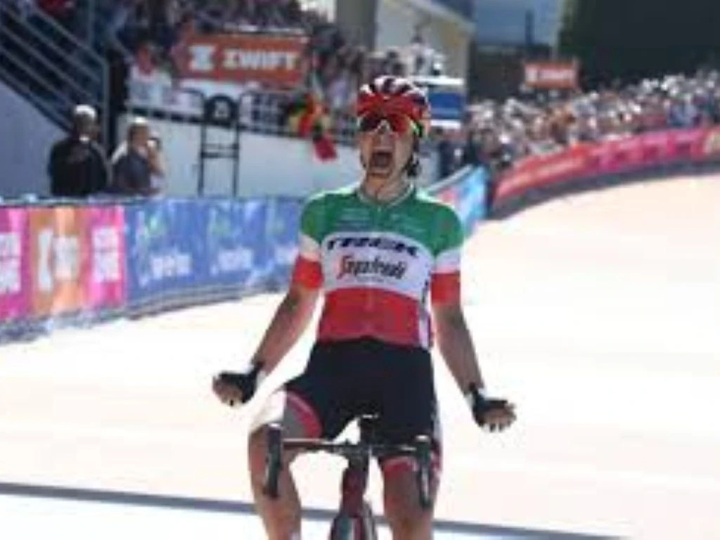 Elisa Longo Borghini remportant le Paris Roubaix Femmes de 2022 avec l'équipe Trek-Segafredo