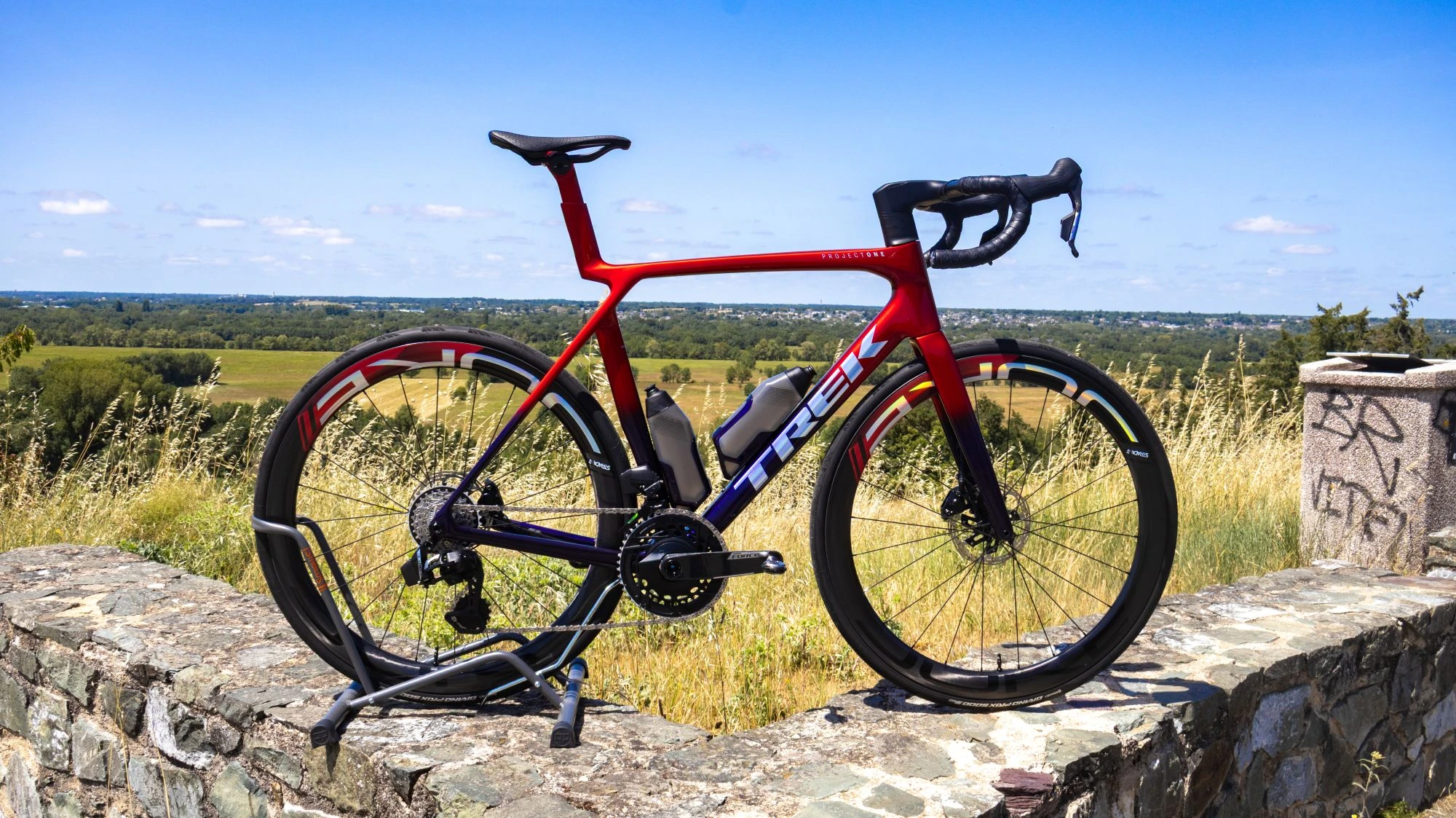Vélo trek Madone SLR7 AXS Rouge et violet
