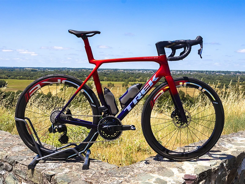Vélo Trek madone slr7 axs rouge et violet